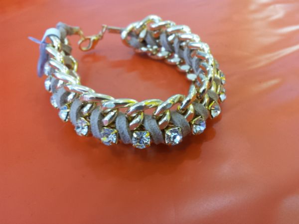 Pulseira Macrame crua com dourado e strass 01