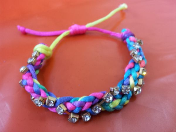 Pulseira macrame colorido com  strass