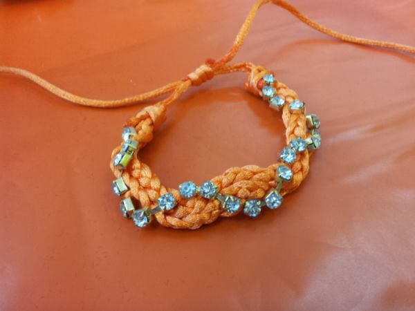 Pulseira macrame laranja com  strass